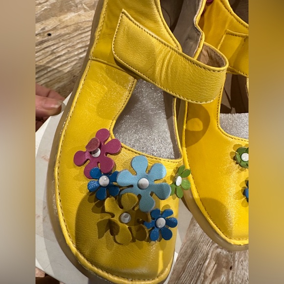 Leather Girls yellow flowered shoes size 2 by Pipsqueak. - Picture 3 of 5